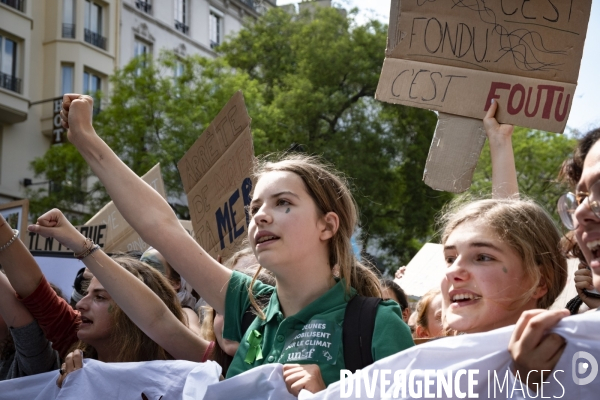 Les ados dans la rue pour la planète