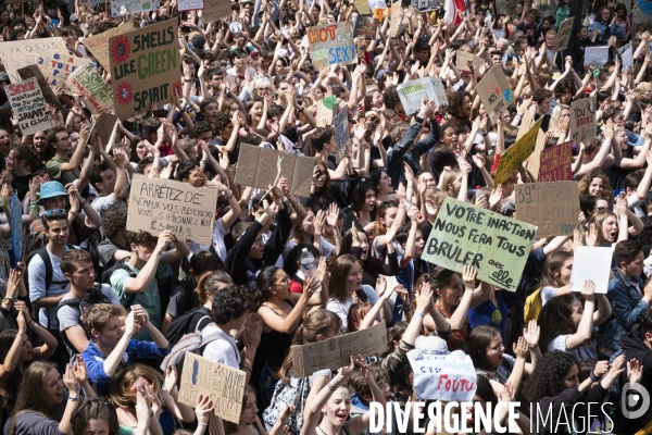 Les ados dans la rue pour la planète