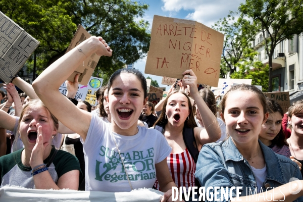 Les ados dans la rue pour la planète