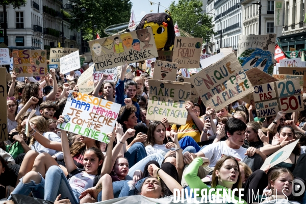 Les ados dans la rue pour la planète