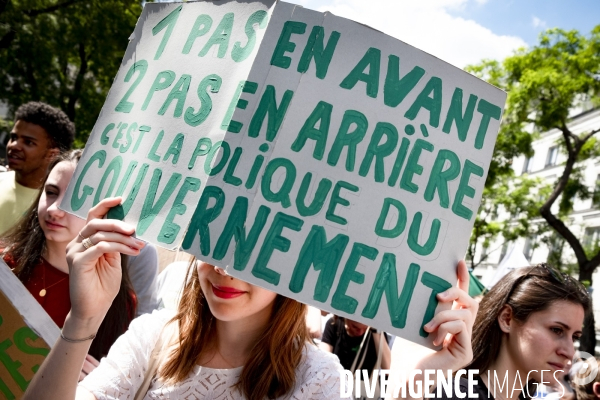 Les ados dans la rue pour la planète