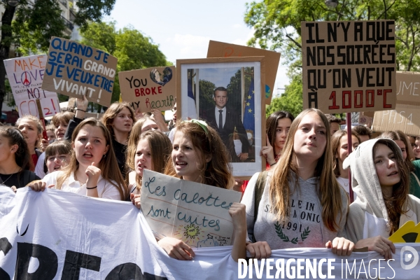 Les ados dans la rue pour la planète