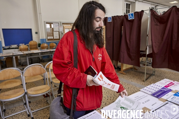 Un electeur  aux elections européennes dans un bureau de vote