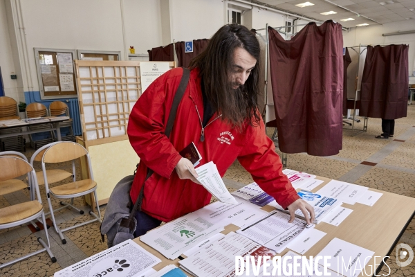 Un electeur  aux elections européennes dans un bureau de vote