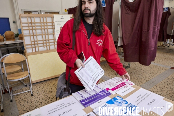 Un electeur  aux elections européennes dans un bureau de vote