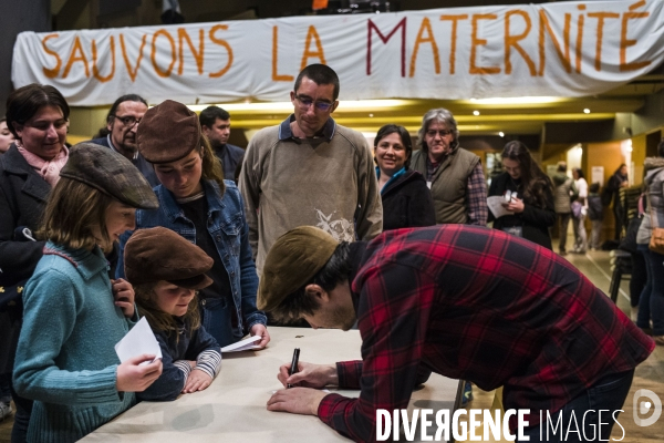 Mobilisation pour contester la fermeture de plusieurs maternités.