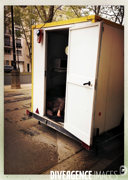 Homme dormant dans une cabane de chantier