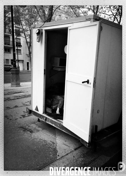 Homme dormant dans une cabane de chantier