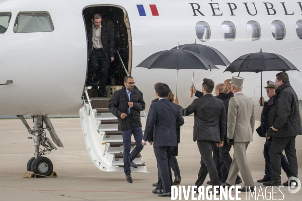 Arrivée des trois ex-otages français libérés dans le nord du Burkina Faso