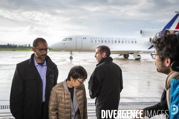 Arrivée des trois ex-otages français libérés dans le nord du Burkina Faso