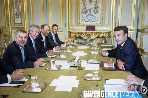Emmanuel Macron reçoit Thomas BACH, président du CIO.