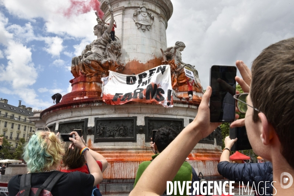 Action Boucherie Abolition, des militants animalists dénoncent l exploitation des animaux. Animals rights.