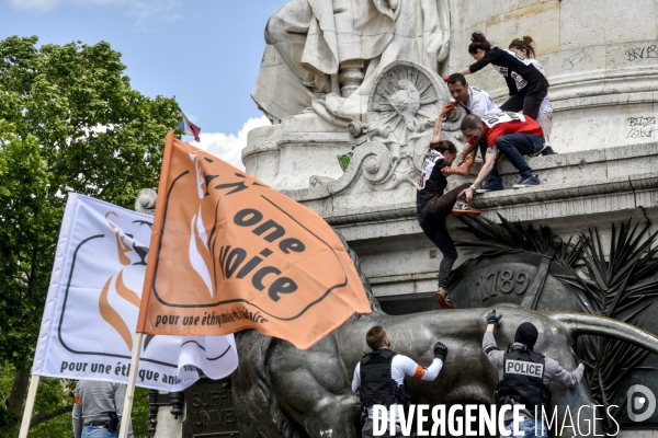 Action Boucherie Abolition, des militants animalists dénoncent l exploitation des animaux. Animals rights.