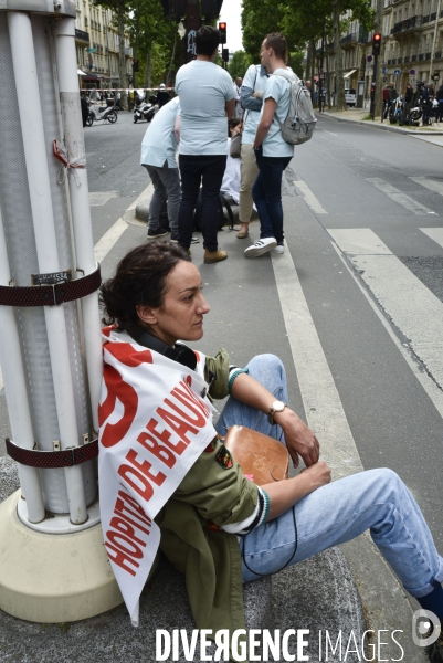 Greve nationale des hopitaux  il y a urgence , rassemblement pour la défense de l hopital public.