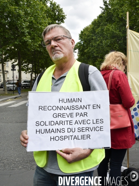 Greve nationale des hopitaux  il y a urgence , rassemblement pour la défense de l hopital public.