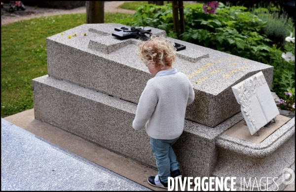 Enfant dans un cimetière