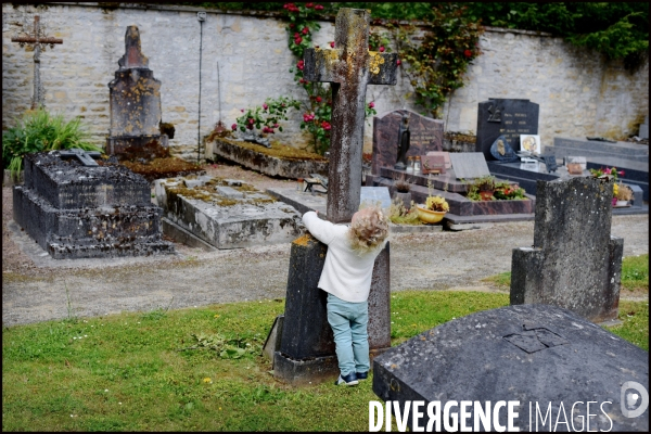 Enfant dans un cimetière