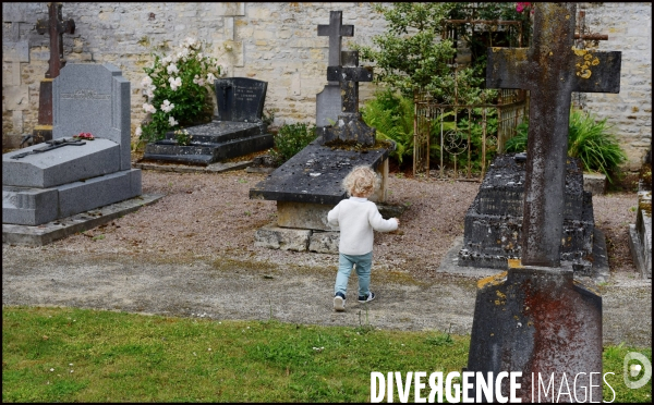 Enfant dans un cimetière