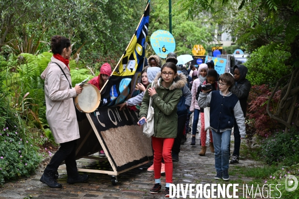 Ecole Julien Lacroix. Manifestation pour sauver la planète.