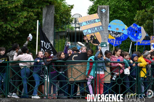 Ecole Julien Lacroix. Manifestation pour sauver la planète.