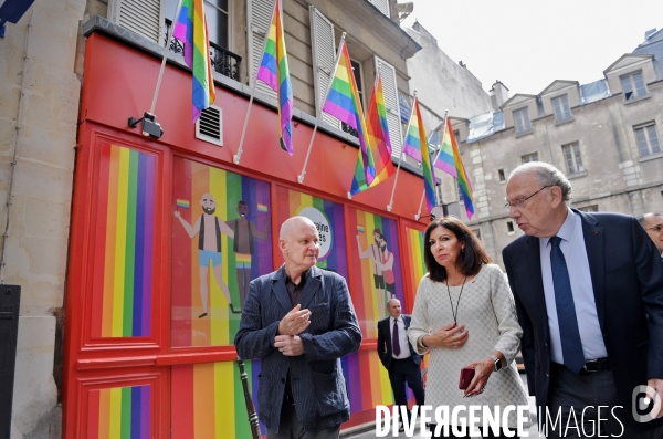 Anne Hidalgo honore la mémoire des militants des luttes LGBT
