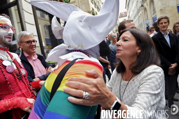 Anne Hidalgo honore la mémoire des militants des luttes LGBT