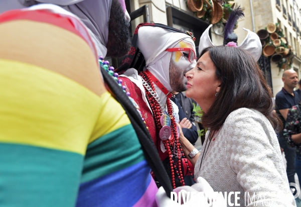 Anne Hidalgo honore la mémoire des militants des luttes LGBT