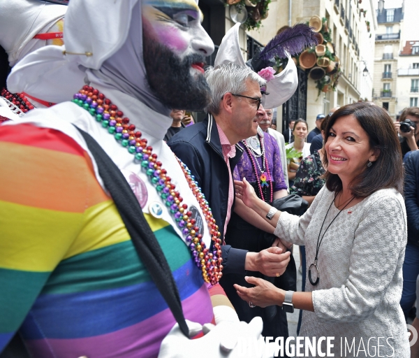Anne Hidalgo honore la mémoire des militants des luttes LGBT