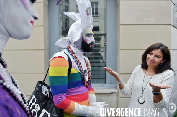 Anne Hidalgo honore la mémoire des militants des luttes LGBT