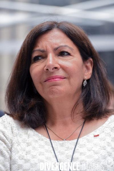 Anne Hidalgo honore la mémoire des militants des luttes LGBT