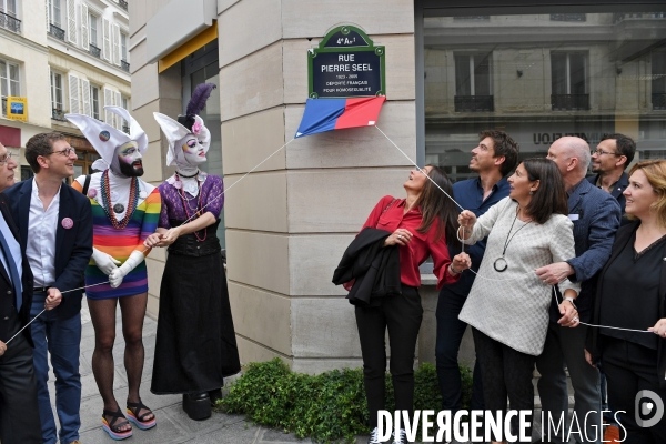 Anne Hidalgo honore la mémoire des militants des luttes LGBT