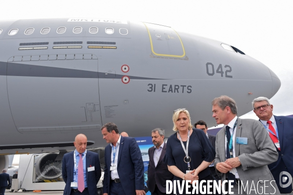 Marine Le Pen au salon du bourget