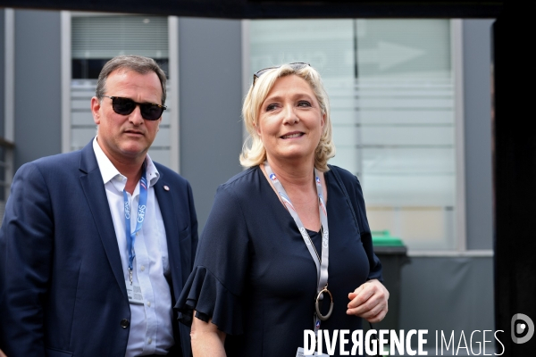 Marine Le Pen avec Louis Aliot au salon du bourget