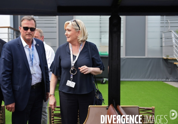 Marine Le Pen avec Louis Aliot au salon du bourget