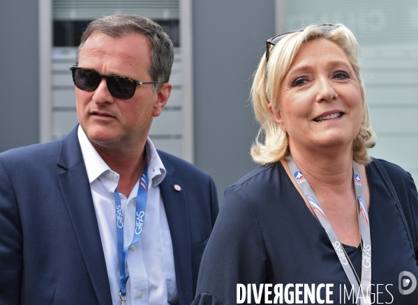 Marine Le Pen avec Louis Aliot au salon du bourget