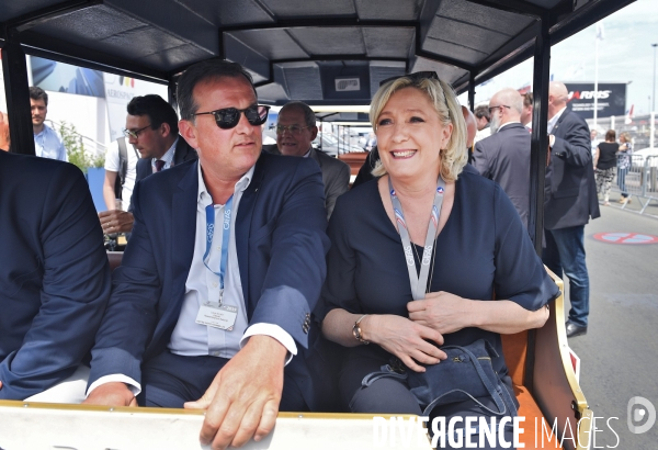 Marine Le Pen avec Louis Aliot au salon du bourget