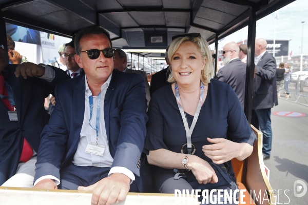 Marine Le Pen avec Louis Aliot au salon du bourget