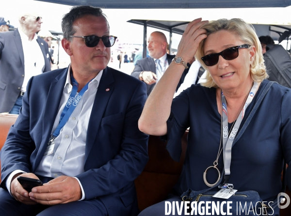 Marine Le Pen avec Louis Aliot au salon du bourget