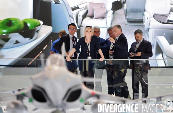 Marine Le Pen au salon du bourget