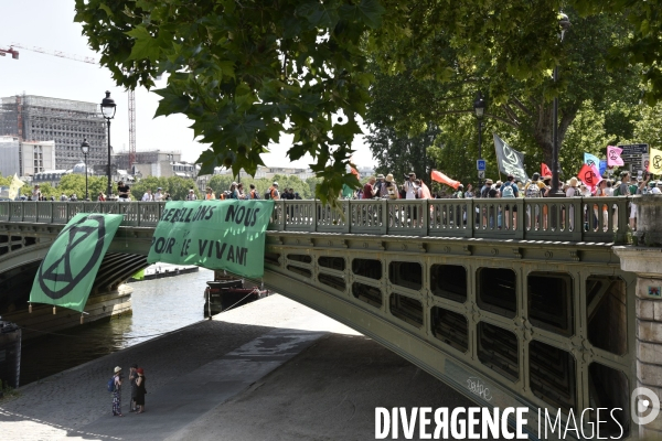 Action SUR LE PONT, REBELLION organisée par extinction rebellion. Action SUR LE PONT REBELLION organized by extinction rebellion.