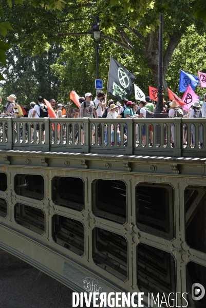 Action SUR LE PONT, REBELLION organisée par extinction rebellion. Action SUR LE PONT REBELLION organized by extinction rebellion.