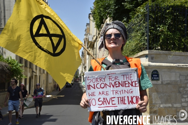 Action SUR LE PONT, REBELLION organisée par extinction rebellion. Action SUR LE PONT REBELLION organized by extinction rebellion.