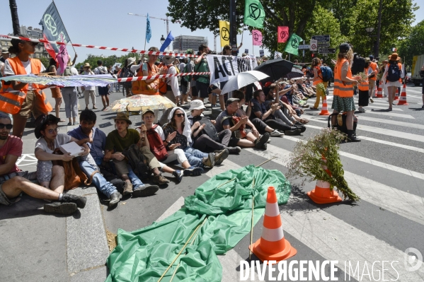 Action SUR LE PONT, REBELLION organisée par extinction rebellion. Action SUR LE PONT REBELLION organized by extinction rebellion.