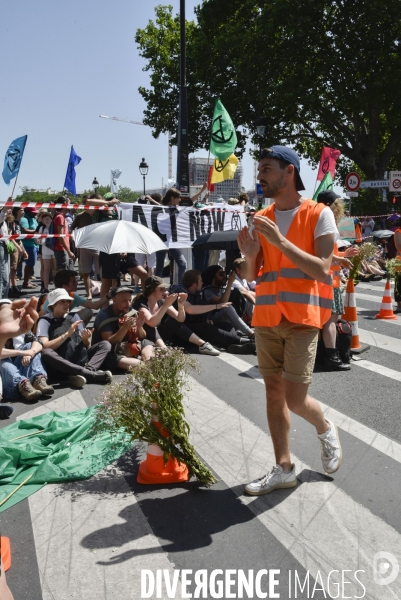 Action SUR LE PONT, REBELLION organisée par extinction rebellion. Action SUR LE PONT REBELLION organized by extinction rebellion.