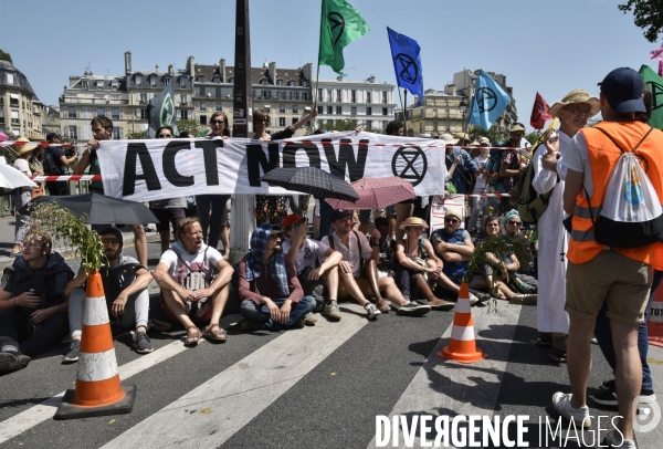 Action SUR LE PONT, REBELLION organisée par extinction rebellion. Action SUR LE PONT REBELLION organized by extinction rebellion.