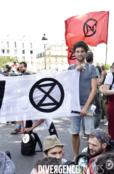 Action SUR LE PONT, REBELLION organisée par extinction rebellion. Action SUR LE PONT REBELLION organized by extinction rebellion.