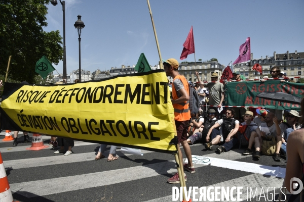 Action SUR LE PONT, REBELLION organisée par extinction rebellion. Action SUR LE PONT REBELLION organized by extinction rebellion.