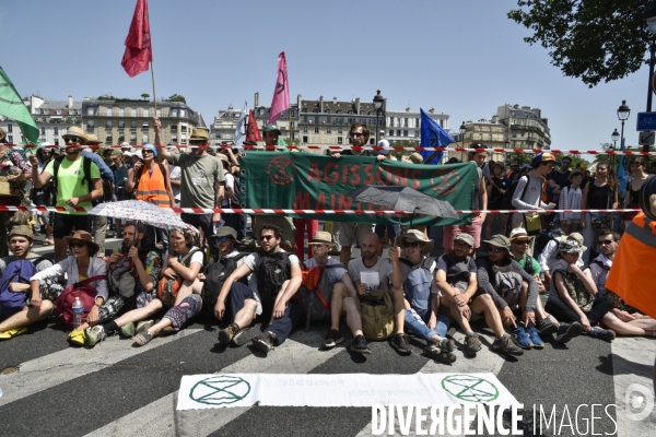 Action SUR LE PONT, REBELLION organisée par extinction rebellion. Action SUR LE PONT REBELLION organized by extinction rebellion.