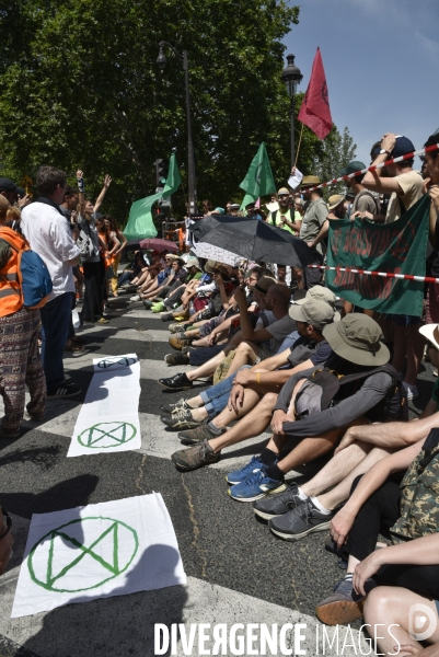 Action SUR LE PONT, REBELLION organisée par extinction rebellion. Action SUR LE PONT REBELLION organized by extinction rebellion.