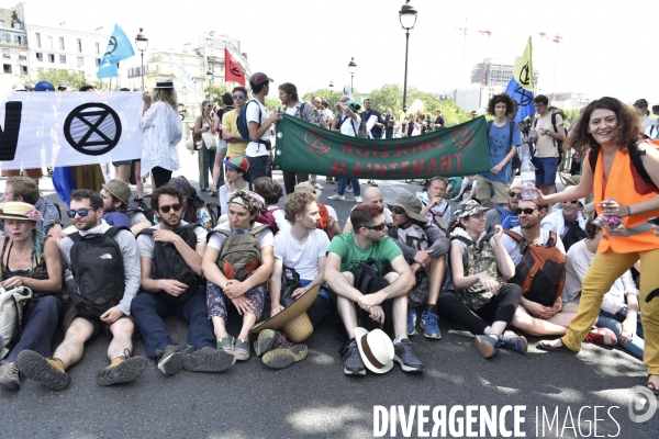 Action SUR LE PONT, REBELLION organisée par extinction rebellion. Action SUR LE PONT REBELLION organized by extinction rebellion.